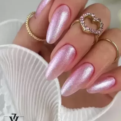 Unhas com verniz rosa perolado e anéis dourados com pedras rosa