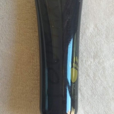 Tubo preto com tampa branca numa superfície branca