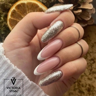 Unhas decoradas com glitter prateado e francesinha nude e branca