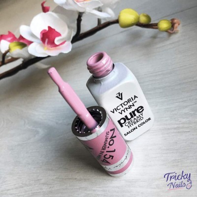 Frasco aberto de verniz de unhas Victoria Vynn Pure Therapy cor Summer Pink com flores ao fundo