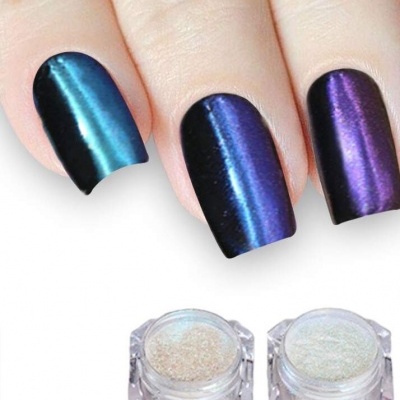 Unhas com verniz azul-roxo iridescente e dois frascos de pigmento para unhas