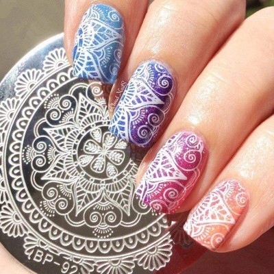 Unhas decoradas com padrão mandala branco em degradê colorido