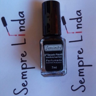 Verniz de unhas preto da marca Sensinity com texto 'Sempre Linda' no fundo