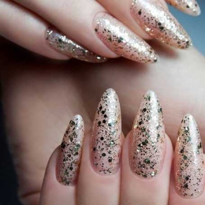 Unhas compridas com verniz rosa translúcido e glitter colorido