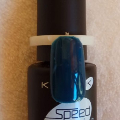 Frasco de verniz gel preto com amostra de cor azul escuro brilhante