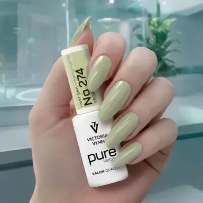 Verniz de unhas Victoria Vynn Pure Vegan num frasco branco com tampa amarela e unhas pintadas na mesma cor