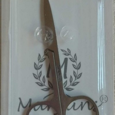 Tesoura pequena de aço inoxidável em embalagem transparente e cartão branco com texto