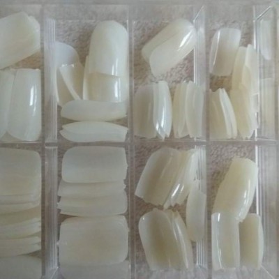 Conjunto de unhas postiças brancas organizadas em caixa transparente