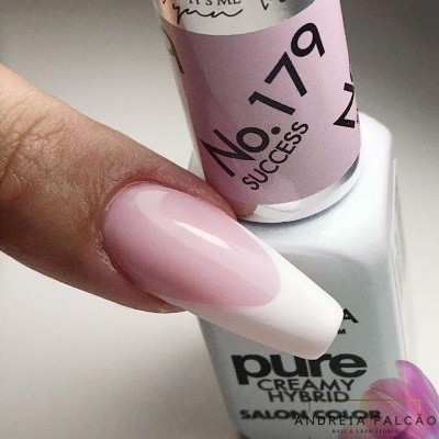Unha decorada com verniz rosa claro e ponta branca, embalagem de verniz branco e rótulo No.179 SUCCESS