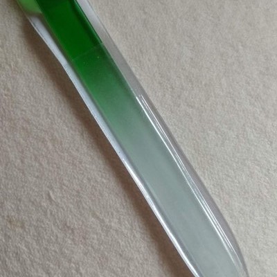 Lima de unhas de vidro transparente com ponta arredondada e parte superior verde
