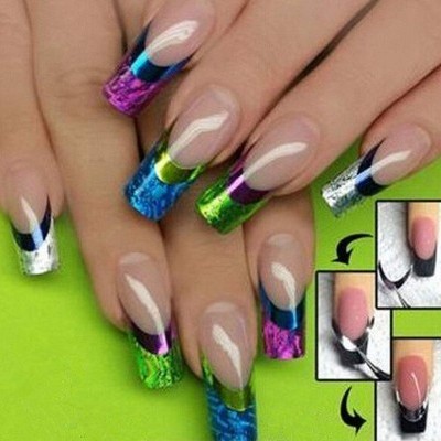 Unhas postiças com pontas coloridas metalizadas sobre fundo verde