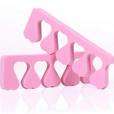 Separadores de dedos rosa em espuma com padrão de corações