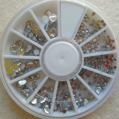 Caixa circular branca com compartimentos de strass brilhantes coloridos