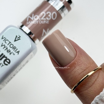 Esmalte de unhas bege No.230 SANDY DUNE da marca Victoria Wynn com unha pintada e anel dourado