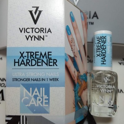 Kit de cuidado para unhas Victoria Vynn X-Treme Hardener com embalagem branca e azul e frasco transparente