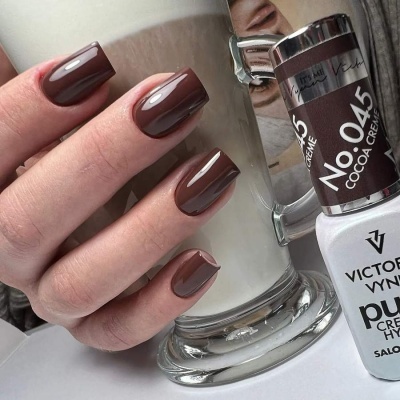 Unhas pintadas com verniz castanho brilhante ao lado de frasco de verniz Victoria Vynn Pure Creme Hydro No. 045 Cocoa Cream.