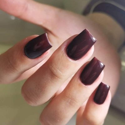 Unhas artificiais longas castanho escuro brilhantes em formato quadrado