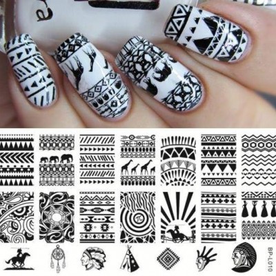 Unhas com decoração tribal preta e branca e catálogo de padrões