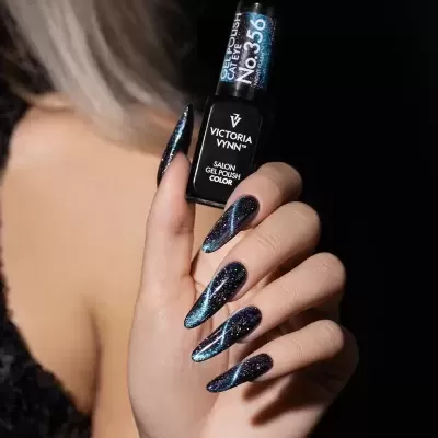 Frasco de verniz gel preto VICTORIA VYNN Cat Eye segurado por mão com unhas longas em efeito cintilante