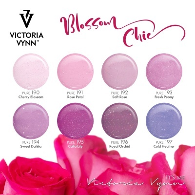 Oito amostras de esmaltes Victoria Vynn Blossom Chic em tons de rosa e roxo com nomes e códigos, fundo com rosas vermelhas
