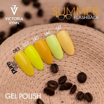 Amostras de verniz gel amarelo e verde claro com grãos de café sobre tecido bege.