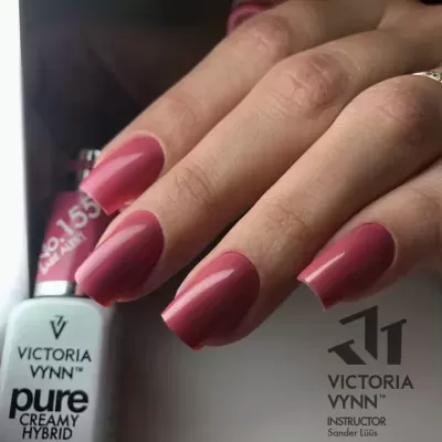 Verniz rosa envelhecido em unhas longas quadradas com frasco Victoria Vynn pure creamy hybrid.