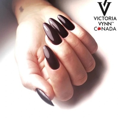Mão com unhas longas pintadas de verniz gel preto brilhante com logotipo VICTORIA VYNN CANADA