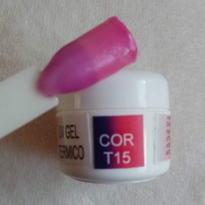Frasco branco de verniz gel térmico cor T15 e amostra rosa num suporte