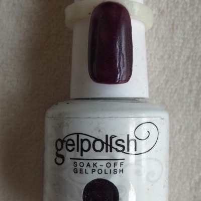 Frasco branco de verniz gel com amostra roxa escura e número 1339