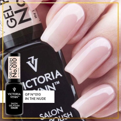 Verniz gel Victoria Vynn GP Nº010 In The Nude com unhas pintadas numa tonalidade nude brilhante.