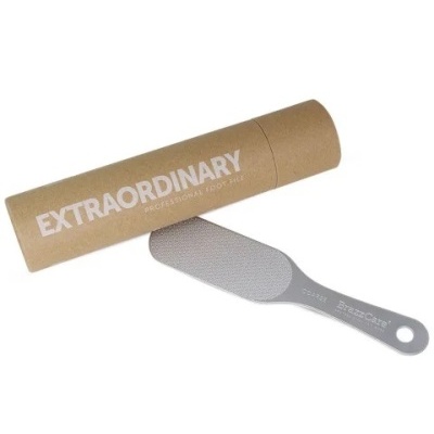 Lima para pés com cabo cinzento e embalagem cilíndrica castanha com texto branco