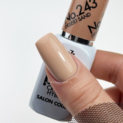 Frasco de verniz creme No.243 DESERT SAND com unha pintada de bege claro