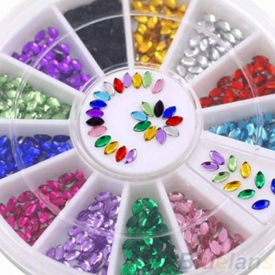 Brilhantes decorativos coloridos em caixa redonda transparente com divisórias