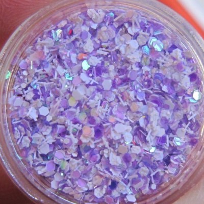Pote transparente com purpurina roxa brilhante em várias formas