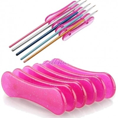 Conjunto de espetos de metal com suporte cor-de-rosa brilhante.