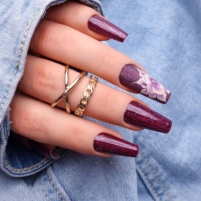 Unhas compridas quadradas bordô com flor em relevo e anéis