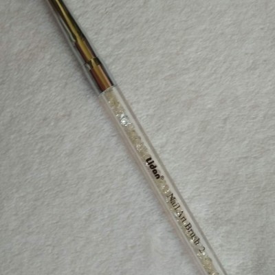 Pincel para unhas com cabo transparente e glitters prateados