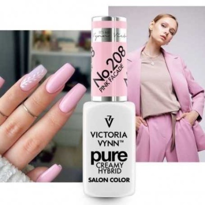 Frasco de verniz rosa Victoria Vynn com unhas pintadas da mesma cor e mulher vestida de fato rosa