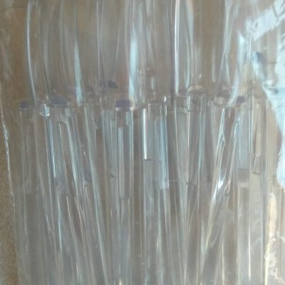 Colheres de plástico transparentes embaladas em saco plástico