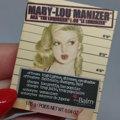 Embalagem de cosmético Mary-Lou Manizer com texto e escala de altura em polegadas