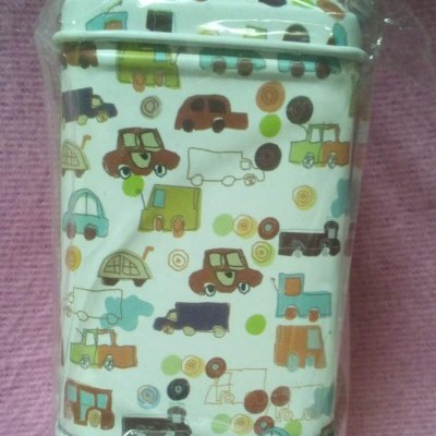 Caixa retangular branca com desenhos de veículos coloridos em película plástica