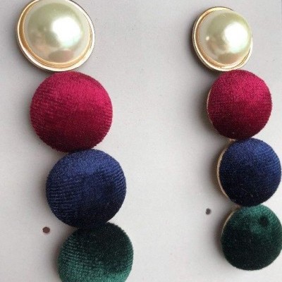 Brincos com bolas de tecido vermelho, azul e verde e pérola artificial.