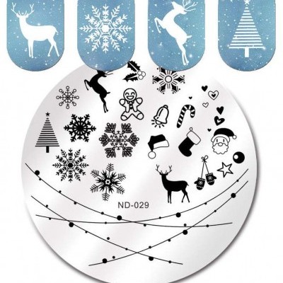 Prato de carimbo de unhas com desenhos natalícios e unhas azuis decoradas