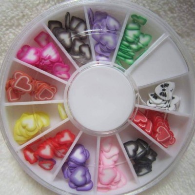 Roda com compartimentos cheios de pequenos corações coloridos em vários tons