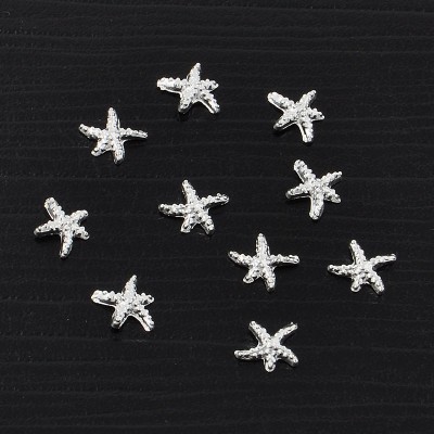 Dez pendentes metálicos prateados em forma de estrela-do-mar sobre fundo preto texturizado