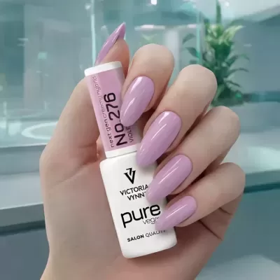 Verniz de unhas Victoria Vynn Pure Vegan cor lilás com unhas pintadas da mesma cor.