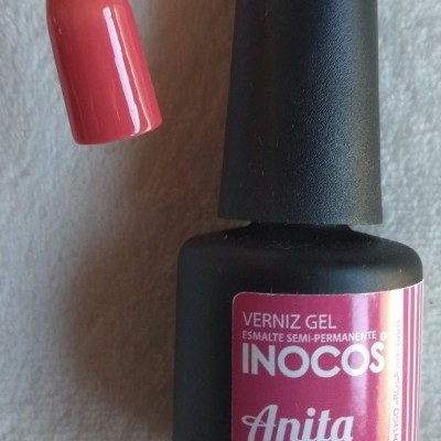 Frasco de verniz gel INOCOS cor Anita com amostra da cor em rosa avermelhado