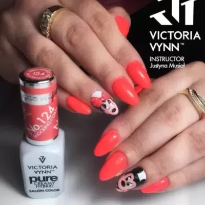 Unhas com verniz gel coral e decoração Minnie Mouse ao lado de verniz Victoria Vynn nº 124