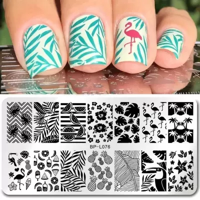 Unhas decoradas com folhas verdes e flamingo e placa metálica para nail art tropical