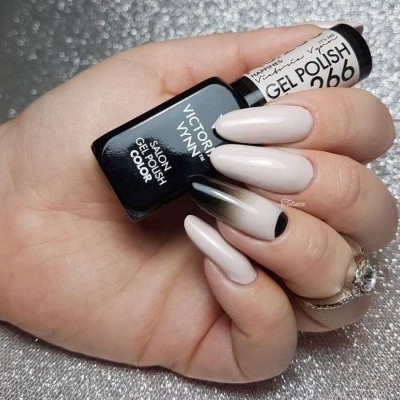 Mão com unhas longas em tons pastel segurando frascos de verniz Victoria Vynn e Gel Polish.